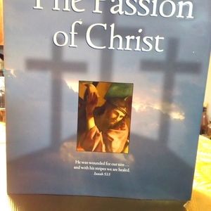 Bundle 4/$15 THE PASSION OF CHRIST Hard copy 128 pages Like New